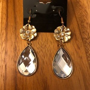 Gold flower hanging diamond earrings